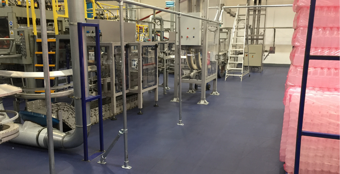 Ecotile 7 mm Industrie-Bodenfliesen in einer Produktionsstätte für Plastikflaschen
