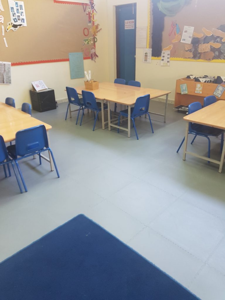 Ecotile verlegte den Bodenbelag im Klassenzimmer