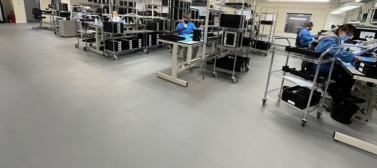 Revêtement de sol ESD dans un atelier d'assemblage de circuits électroniques
