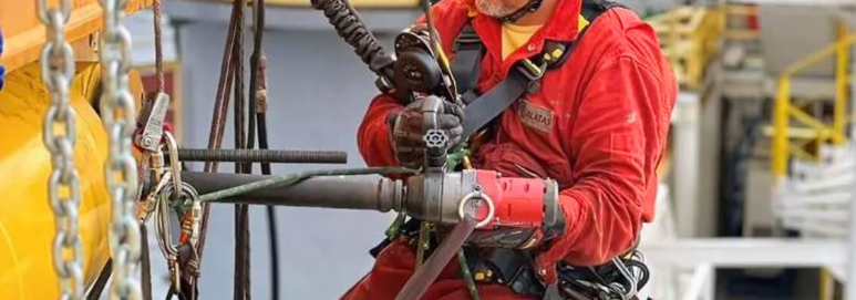 Mitarbeiter von Alatas Crane Services bei der Arbeit an einem Kran, für Bodenbelagsarbeiten