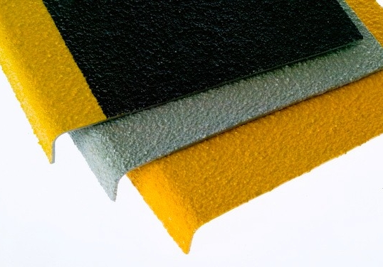 Suregrip-Sicherheitsstufenbeläge für Treppen in den Farben Gelb, Grau und Schwarz, mit einer gelben Treppenkantenleiste