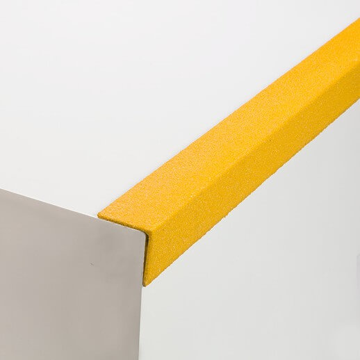 Gelbe „Suregrip“-Treppenkantenleiste für sichere Treppenkanten