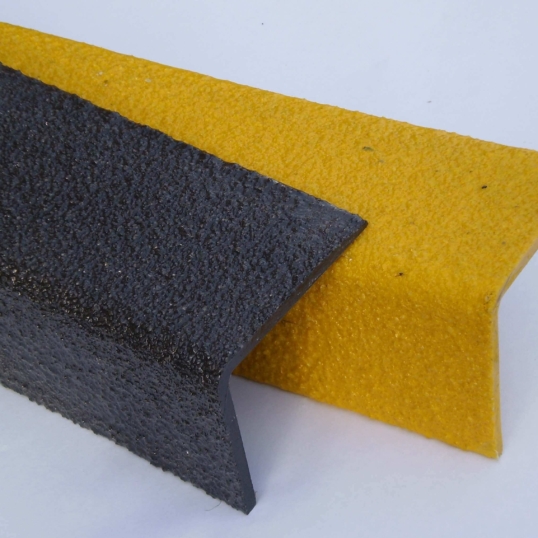 Treppenkantenprofile in den Farben Schwarz und Gelb