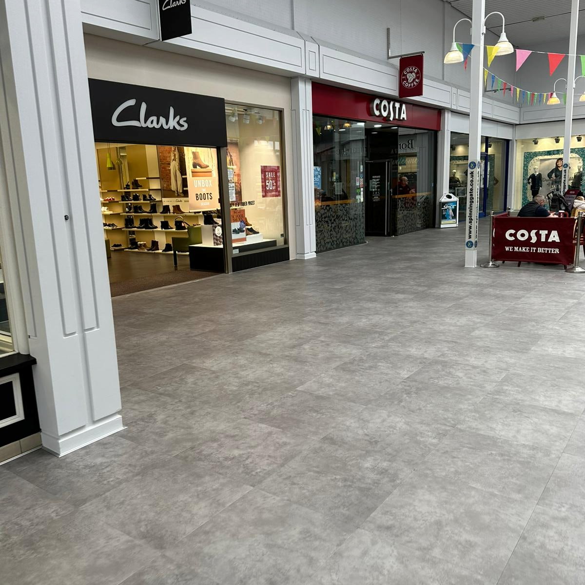 Carrelage commercial Ecotile au centre commercial Spinning Gate au Royaume-Uni