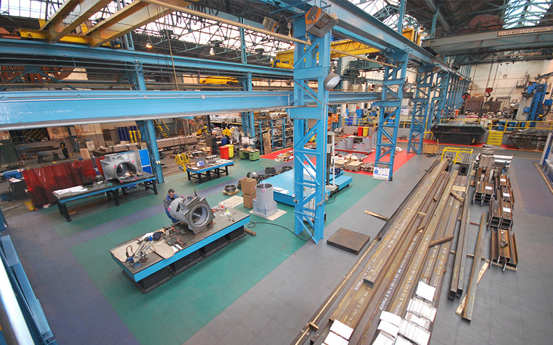 Usine utilisant des écotiles gris foncé, verts, bleus et rouges
