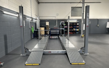 Garage professionnel du groupe Stoneacre Motor Group, avec un revêtement de sol en dalles « ecotile » gris foncé posé autour des rampes d'accès aux véhicules
