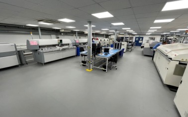 Un poste de travail SMT à contrôle antistatique, équipé de dalles de sol modulaires anti-fatigue et antistatiques Ecotile, afin de créer un environnement sûr et confortable