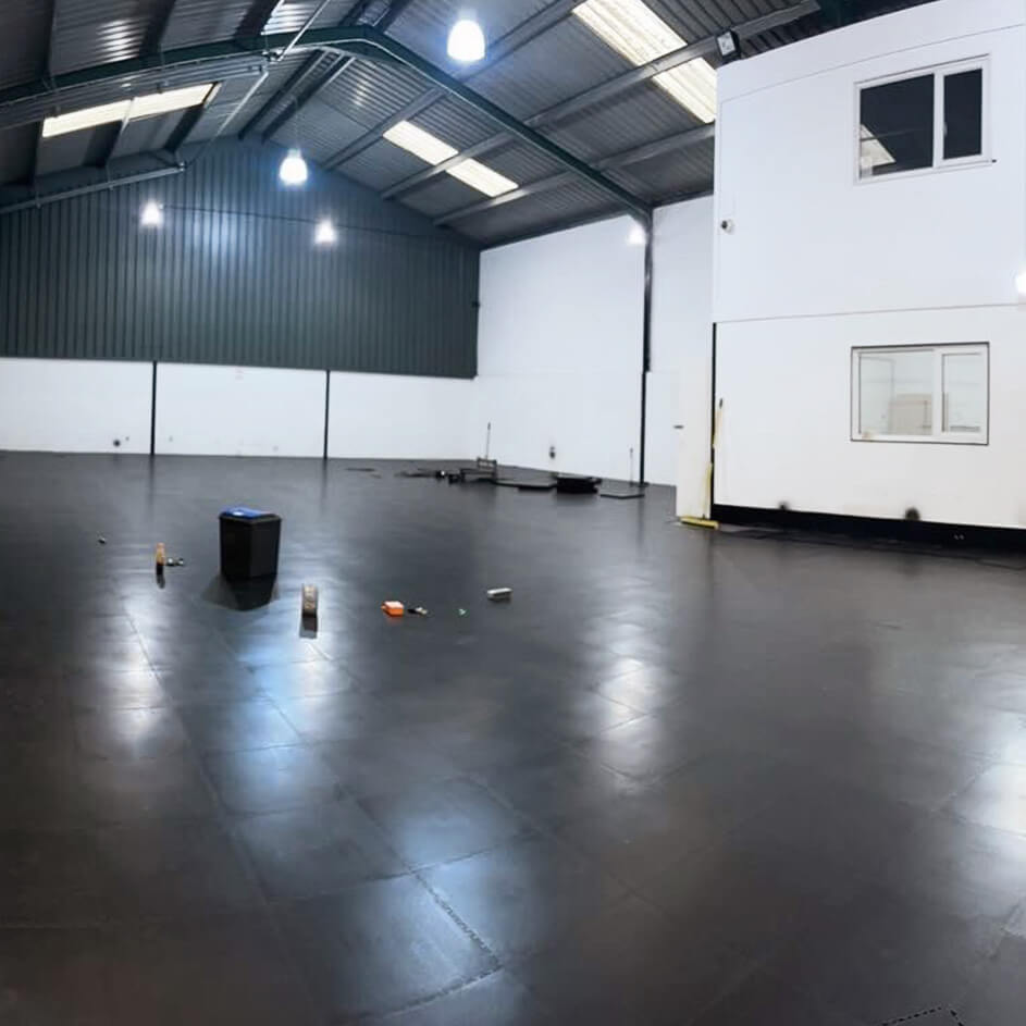 LCH Productions mit Ecotile-Bodenbelägen für Lagerhallen