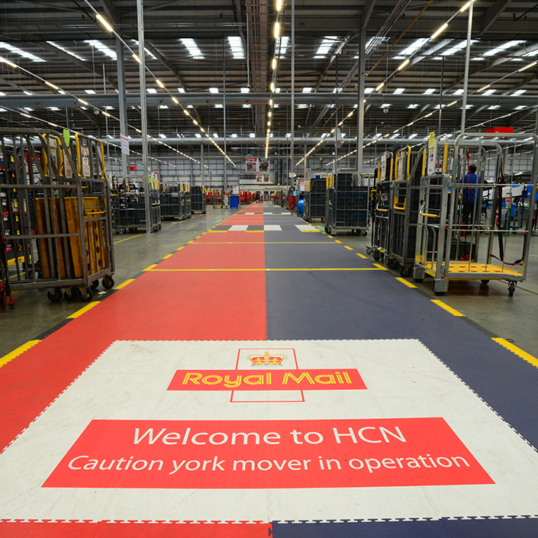 Allée de Royal Mail réalisée en Ecotile avec un logo personnalisé au sol pour accueillir les visiteurs