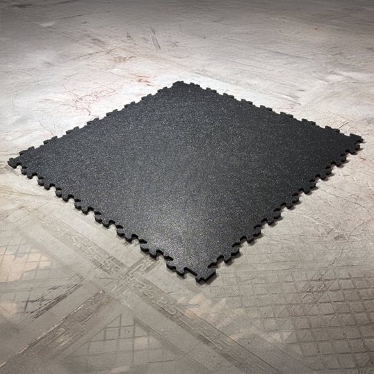 Revêtement de sol Ecotile « Speckled » avec des reflets métalliques sur un sol en béton