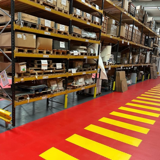 Marquages ​​au sol rouges et jaunes dans un entrepôt industriel