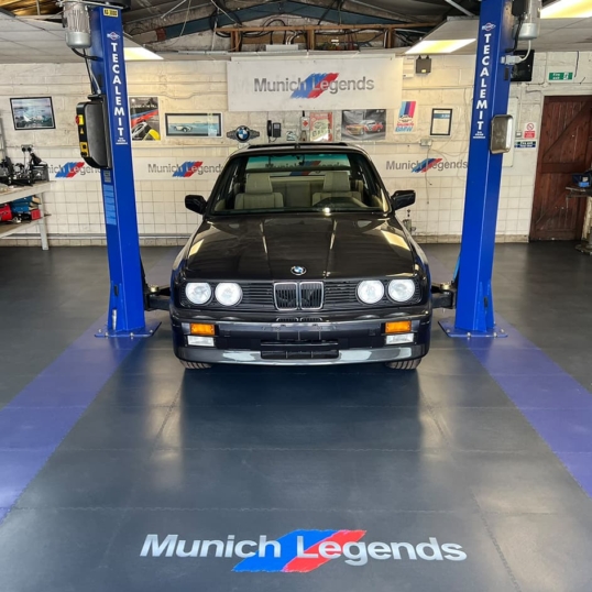 Picture showing a vehicle bay in a commercial vehicle workshop