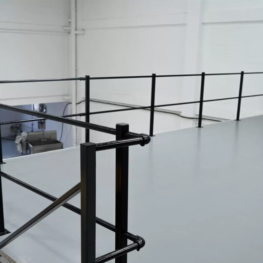 Revêtement de sol de mezzanine Ecotile autour de la rambarde