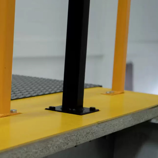 Gros plan montrant des carreaux Ecotile posés sur un plancher mezzanine en aggloméré.